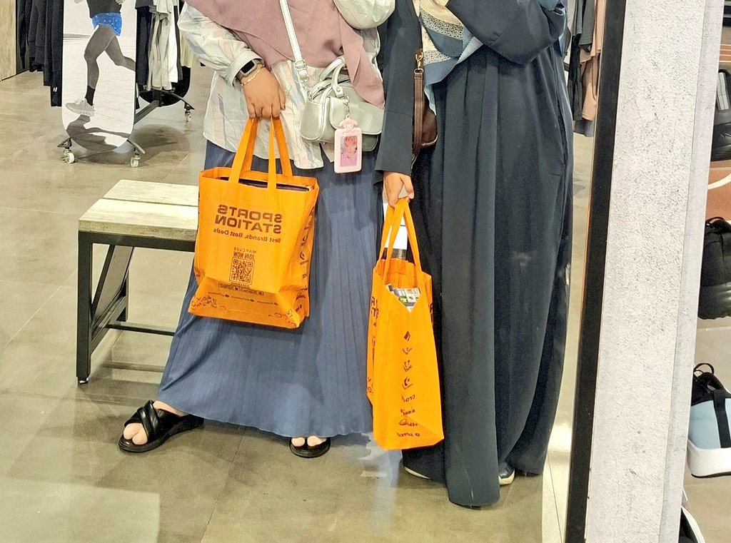 papachen___'s tweet photo. It's my birthday! Happy me with ma Best friend 🧡🧡🫶 https://t.co/ZcmBxxFj22