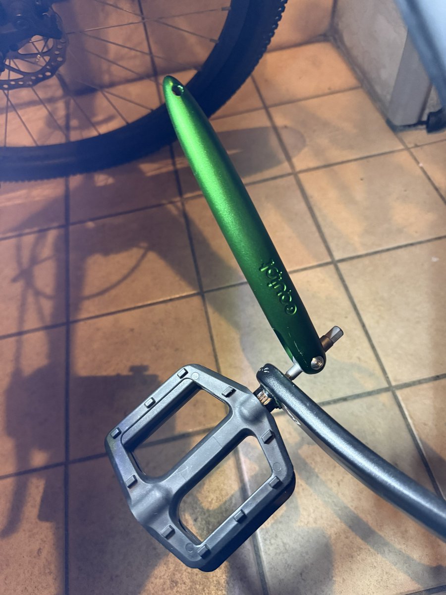 chagenX's tweet photo. 夜だけどequipt キューカンバーで楽々ペダル交換しちゃったので出社出来ちゃいます🤣
#equipt #キューカンバー https://t.co/2Jvuc8S10q