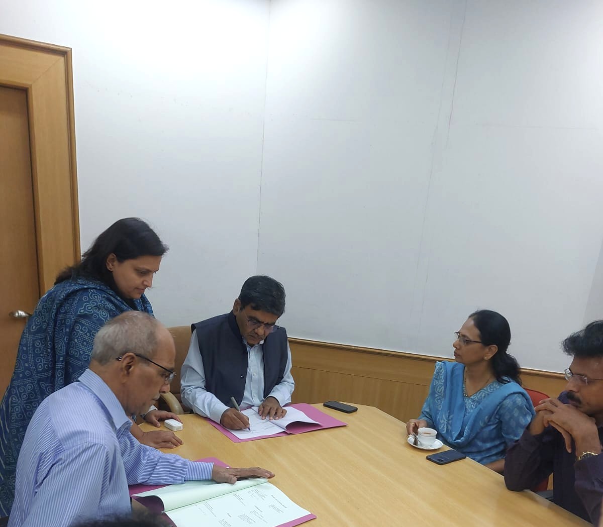 Exciting collaboration! Poona College of Pharmacy signs MoU with Ayurveda Rasashala Foundation, a 90-yr-old leader in Ayurvedic medicine &amp; research. Together, we'll bridge traditional wisdom with modern pharma sciences for innovative healthcare advancements! #Ayurveda #Pharmacy"