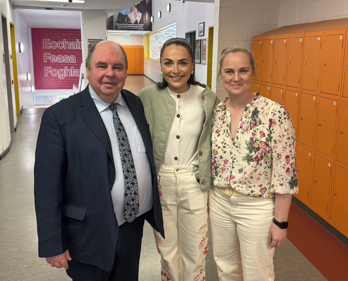 Coláiste Oiriall (@coiriall) on Twitter photo Deas Kayleigh Trappe a bheith ar ais sa scoil linn inné agus taifeadadh teilifíse ar siúl. Great to welcome former student, Kayleigh, back to <a href="/COiriall/">Coláiste Oiriall</a> yesterday. Deas Kayleigh Trappe a bheith ar ais sa scoil linn inné agus taifeadadh teilifíse ar siúl. Great to welcome former student, Kayleigh, back to <a href="/COiriall/">Coláiste Oiriall</a> yesterday.