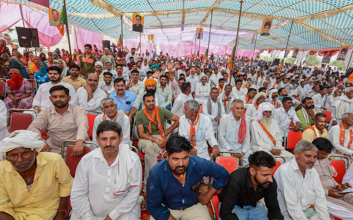 BhajanlalBjp's tweet photo. हनुमानगढ़ प्रवास के दौरान लखूवाली आगमन पर अन्नदाताओं द्वारा जिस असीम स्नेह व सम्मान के साथ आत्मीय स्वागत अभिनंदन किया गया, उसके लिए सभी का हृदय से आभार एवं धन्यवाद प्रकट करता हूँ।

इस अवसर पर उपस्थित किसानों को संबोधित किया और उन्हें राज्य सरकार द्वारा किसानों के कल्याण व विकास के लिए संचालित योजनाओं की जानकारी प्रदान की।