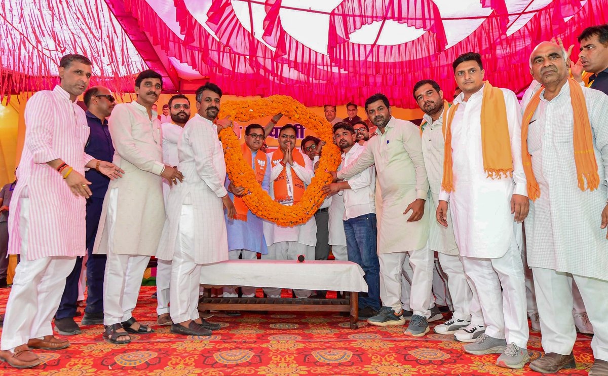 BhajanlalBjp's tweet photo. हनुमानगढ़ प्रवास के दौरान लखूवाली आगमन पर अन्नदाताओं द्वारा जिस असीम स्नेह व सम्मान के साथ आत्मीय स्वागत अभिनंदन किया गया, उसके लिए सभी का हृदय से आभार एवं धन्यवाद प्रकट करता हूँ।

इस अवसर पर उपस्थित किसानों को संबोधित किया और उन्हें राज्य सरकार द्वारा किसानों के कल्याण व विकास के लिए संचालित योजनाओं की जानकारी प्रदान की।