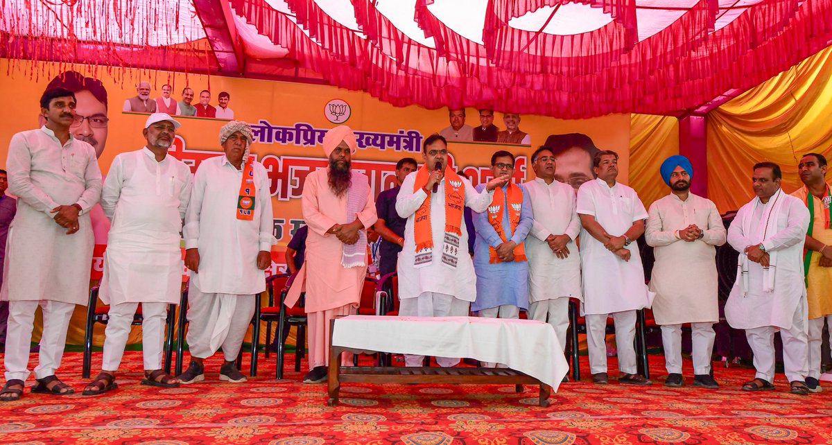 BhajanlalBjp's tweet photo. हनुमानगढ़ प्रवास के दौरान लखूवाली आगमन पर अन्नदाताओं द्वारा जिस असीम स्नेह व सम्मान के साथ आत्मीय स्वागत अभिनंदन किया गया, उसके लिए सभी का हृदय से आभार एवं धन्यवाद प्रकट करता हूँ।

इस अवसर पर उपस्थित किसानों को संबोधित किया और उन्हें राज्य सरकार द्वारा किसानों के कल्याण व विकास के लिए संचालित योजनाओं की जानकारी प्रदान की।
