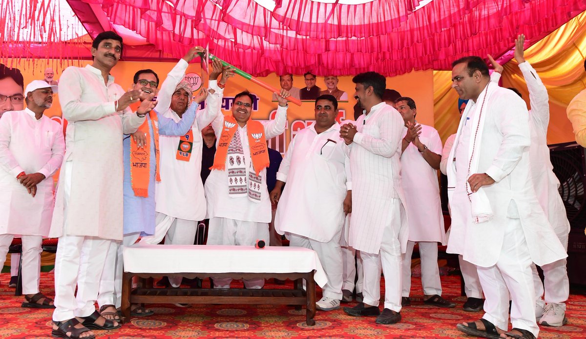 BhajanlalBjp's tweet photo. हनुमानगढ़ प्रवास के दौरान लखूवाली आगमन पर अन्नदाताओं द्वारा जिस असीम स्नेह व सम्मान के साथ आत्मीय स्वागत अभिनंदन किया गया, उसके लिए सभी का हृदय से आभार एवं धन्यवाद प्रकट करता हूँ।

इस अवसर पर उपस्थित किसानों को संबोधित किया और उन्हें राज्य सरकार द्वारा किसानों के कल्याण व विकास के लिए संचालित योजनाओं की जानकारी प्रदान की।