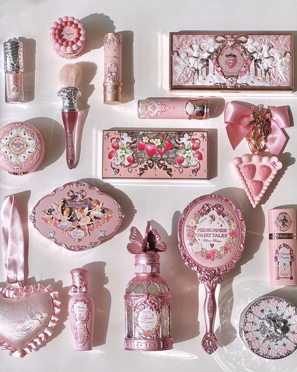 ピンクの日差しが机に輝く💓✨ どのコスメも、日常に隠されている