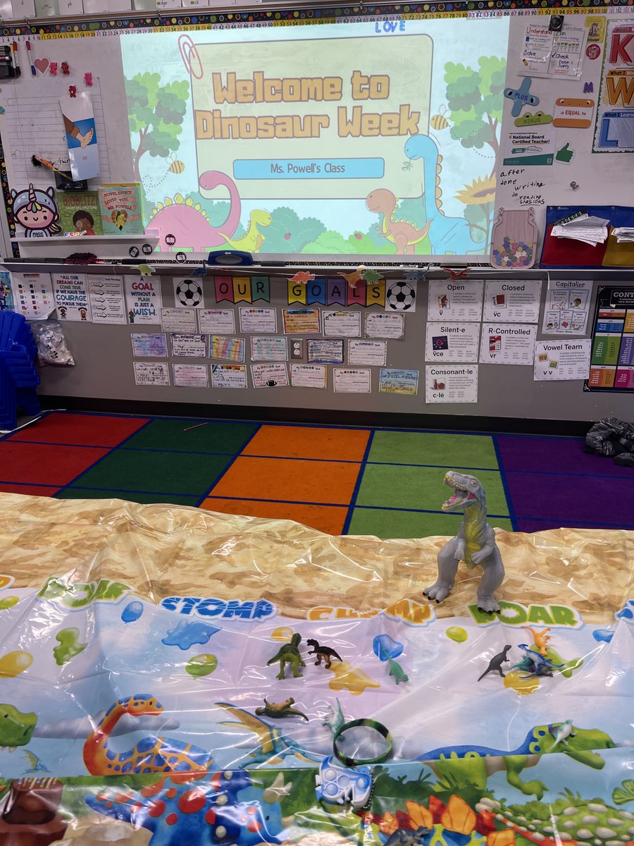 MsPowellteaches's tweet image. A peak into our room transformation this week🤣 #teacherlife #makelearningfun