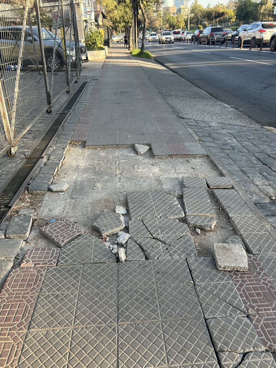 eneaeseache's tweet photo. @Muni_provi será posible pensar en invertir en veredas? Hermosas ciclovías y calles repavimentadas. Pero así andamos los peatones. https://t.co/8dbRVkmIjV