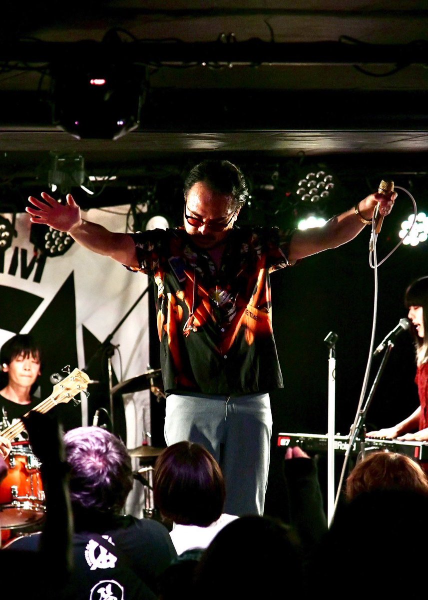 fou_terminal's tweet photo. 「殺伐としていくそんな世の中で、愛と夢が刀や銃や鎧や盾の代わりになる時があるよ！って事が伝われば幸いです」東狂アルゴリズム、セカンドフルアルバムとなる『やあ。凡人』ボーカル佐佐木氏によるアルバムレビュー後編
https://t.co/Yy9pjH0qz6
#fouterminal
#東狂アルゴリズム
#frontofunion https://t.co/vcauuX32nl