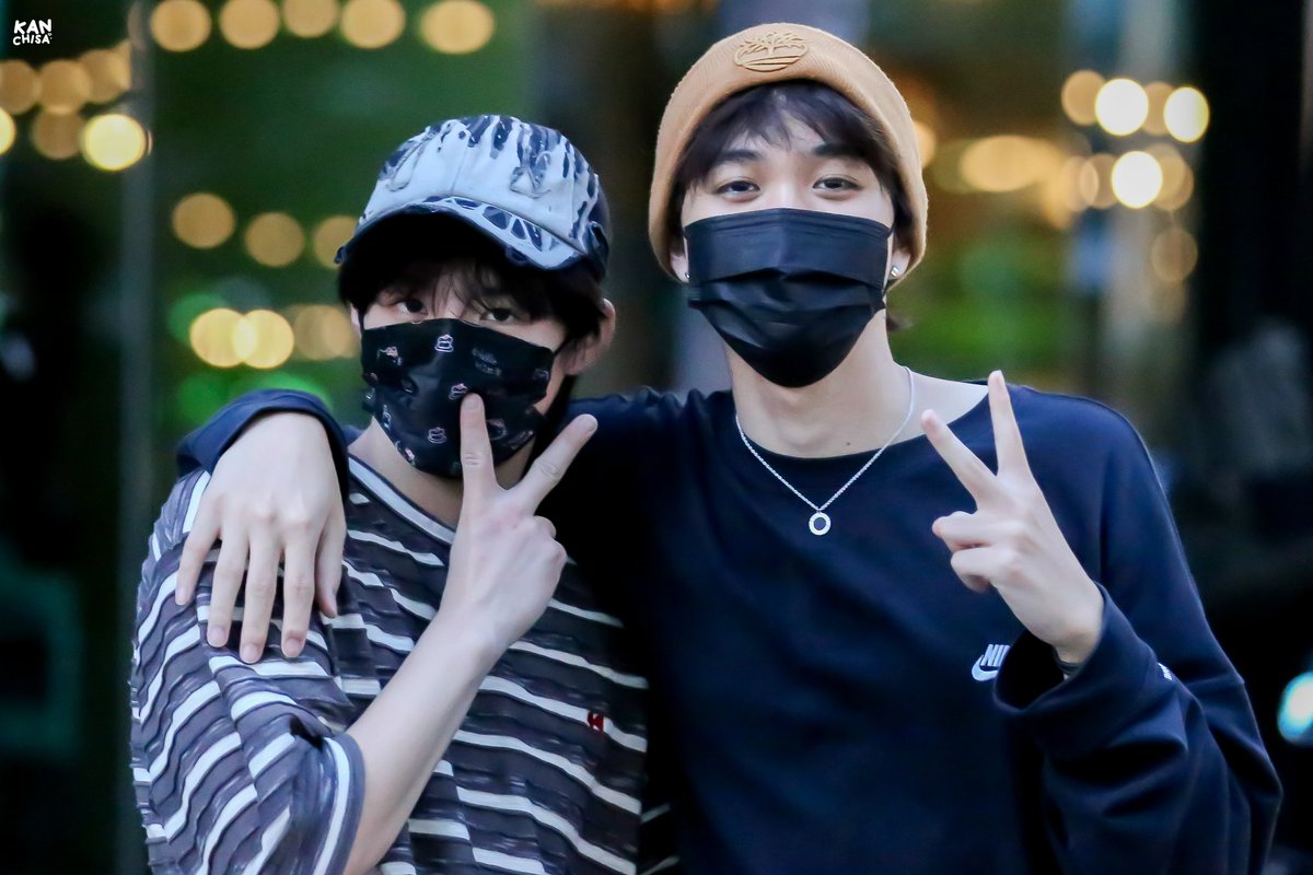 Kanchisaaa's tweet photo. ที่มาของรูปคือ THIO เรียก YAO ZIHAO  มาถ่ายรูป แล้วบอกนี้ถ่ายรูป 📸 แต่พี่เกือบถ่ายไม่ได้ 😅

— ♡ ; @thiothamm 
#THIOTHAMM #THIO #ไทโอ 
#NexT1DE_THIO
#Yaozihao 
#NEXT1DE_YAOZIHAO
#NexT1DE https://t.co/L8PDLJkvUY