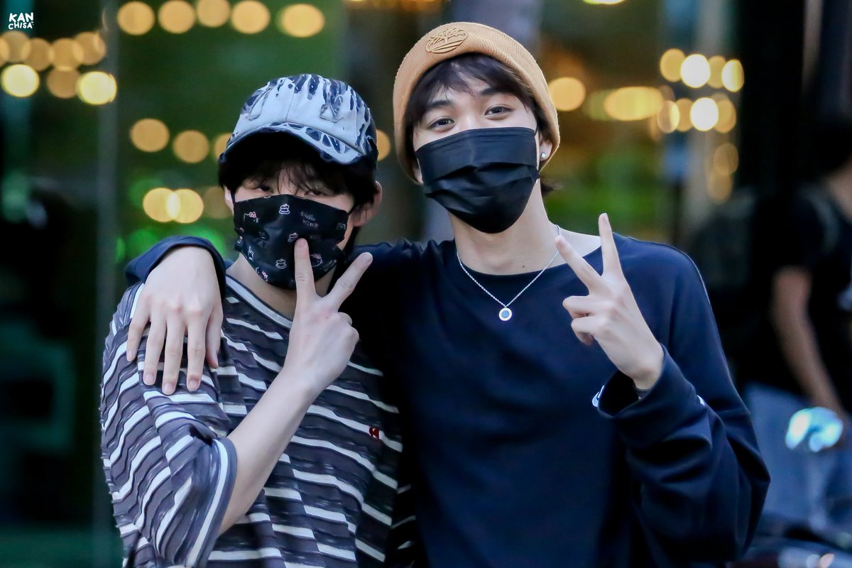 Kanchisaaa's tweet photo. ที่มาของรูปคือ THIO เรียก YAO ZIHAO  มาถ่ายรูป แล้วบอกนี้ถ่ายรูป 📸 แต่พี่เกือบถ่ายไม่ได้ 😅

— ♡ ; @thiothamm 
#THIOTHAMM #THIO #ไทโอ 
#NexT1DE_THIO
#Yaozihao 
#NEXT1DE_YAOZIHAO
#NexT1DE https://t.co/L8PDLJkvUY
