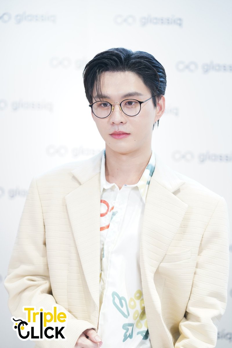 TripleclickTH's tweet photo. “บีเวอร์ พรรษพล” มาด้วยลุคหนุ่มแว่นสุดคูล เปิดตัวคอลเลคชันแว่น glassiq | Bever "Beyond Ordinary"
GLASSIQ X BEVER
#bbverpj
#GlassiqxBever
#beyondordinary #glassiqbever
#GlazziqtoGlassiq #Glassiq https://t.co/qYwPGM7WyK