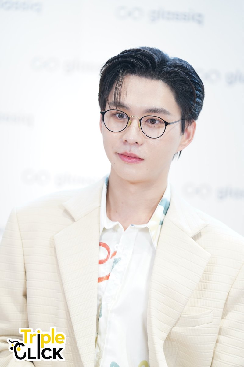 TripleclickTH's tweet photo. “บีเวอร์ พรรษพล” มาด้วยลุคหนุ่มแว่นสุดคูล เปิดตัวคอลเลคชันแว่น glassiq | Bever "Beyond Ordinary"
GLASSIQ X BEVER
#bbverpj
#GlassiqxBever
#beyondordinary #glassiqbever
#GlazziqtoGlassiq #Glassiq https://t.co/qYwPGM7WyK