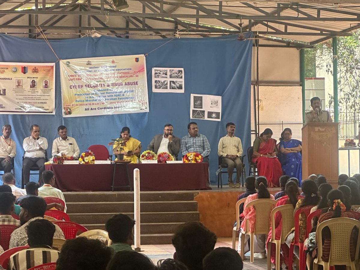 ಇಂದು ಯಲಹಂಕ ಉಪ ವಿಭಾಗದ ಮಾನ್ಯ ಎಸಿಪಿ ಸರ್ ರವರು ಯಲಹಂಕ ಪೊಲೀಸ್ ಠಾಣಾ ವ್ಯಾಪ್ತಿಯ ಸರ್ಕಾರಿ ಪ್ರಥಮ ದರ್ಜೆ ಕಾಲೇಜಿನಲ್ಲಿ ವಿದ್ಯಾರ್ಥಿಗಳಿಗೆ Cyber Security and Drug awarness ಕುರಿತು ಜಾಗೃತಿ ಮೂಡಿಸಿದರು.