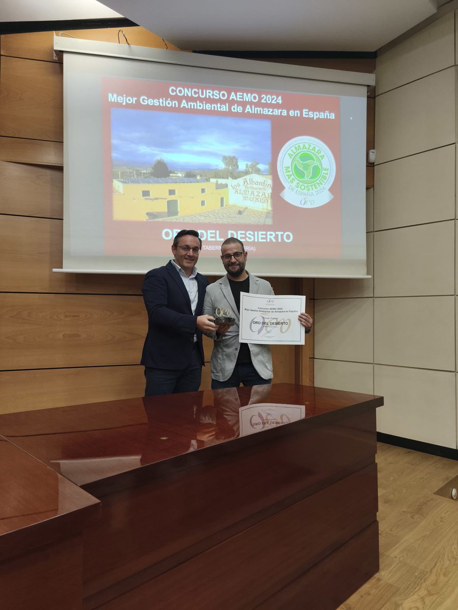 orodeldesierto's tweet photo. Hoy hemos recibido el premio @aemo_olivo a la almazara más sostenible de España en 2024 en la sede del @iocolivenews en madrid, agradecidos por este reconocimiento al esfuerzo y felicidades a nuestro equipo. Nos hizo entrega Rafael Perez de Toro de @Deoleo_oliveoil https://t.co/JUKs3klrVu