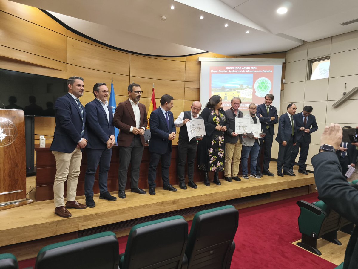 Hoy hemos recibido el premio @aemo_olivo a la almazara más sostenible de España en 2024 en la sede del <a href="/iocolivenews/">International Olive Council</a> en madrid, agradecidos por este reconocimiento al esfuerzo y felicidades a nuestro equipo. Nos hizo entrega Rafael Perez de Toro de <a href="/Deoleo_oliveoil/">Deoleo</a>