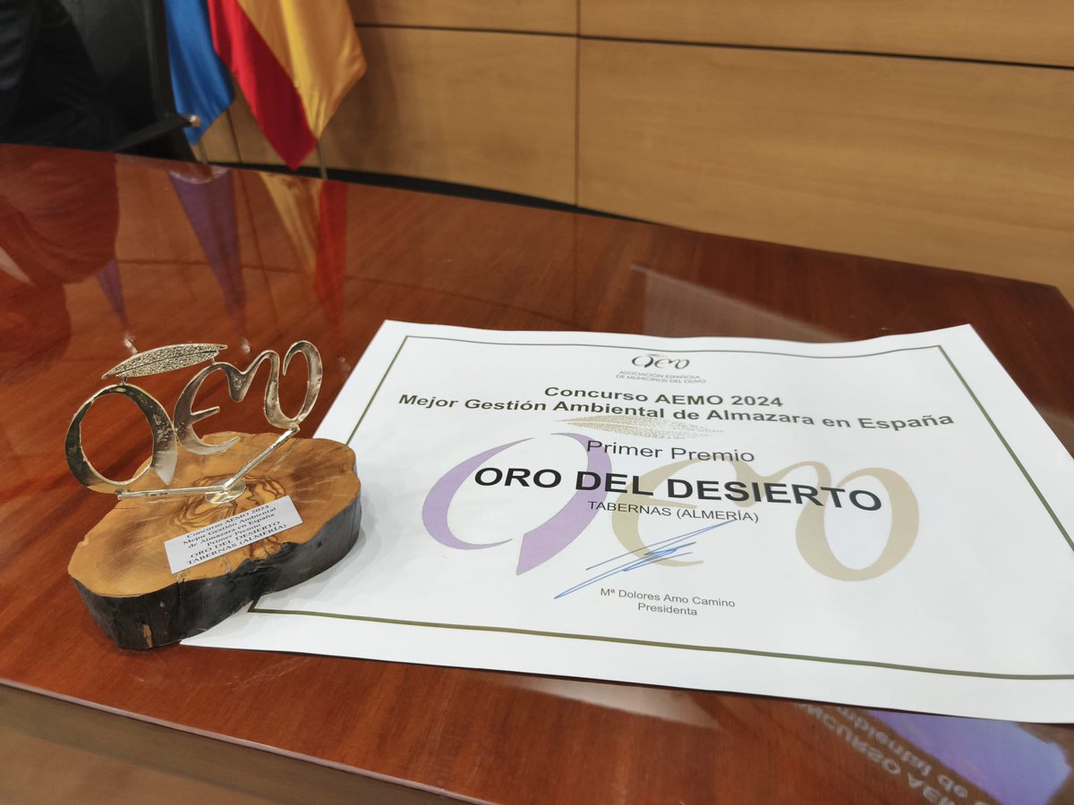 orodeldesierto's tweet photo. Hoy hemos recibido el premio @aemo_olivo a la almazara más sostenible de España en 2024 en la sede del @iocolivenews en madrid, agradecidos por este reconocimiento al esfuerzo y felicidades a nuestro equipo. Nos hizo entrega Rafael Perez de Toro de @Deoleo_oliveoil https://t.co/JUKs3klrVu