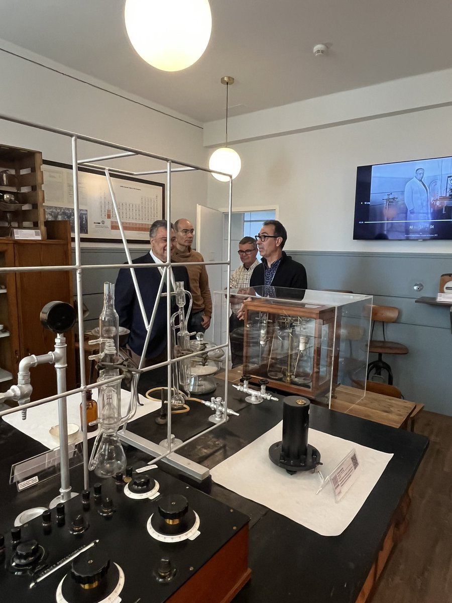iff_csic's tweet photo. Es el momento de la firma en el libro de celebridades y visita al laboratorio de Enrique Moles en el @iqf_csic @CSIC @CSICdivulga @IO_CSIC @iff_csic @ColoquiosCurie Alberto Loarte @iterorg https://t.co/QATec0xxCT