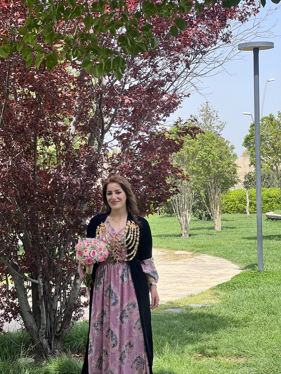 HawrenR's tweet photo. الحمدلله 🧑‍🎓🎻
سوپاس بۆ خوا توانیم چوار ساڵی کۆلێژ ببڕم ناڵێم بە سەرکەوتووی چونکە پێم وانییە هێشتا توانیبێتم ئەو سەرکەوتنە بە دەست بێنم کە ویستوومە بەڵام ئیدی هیوا ئەخوازم کە بتوانم لە داهاتوو زیاتر خۆم بەرەو پێش ببەم تا بتوانم ڕۆڵەیەکی ئەم وڵاتە ئاشنا بکەم بە هونەری میوزیک 🎶🎻🧑‍🎓 https://t.co/sN4Ltix8Zk