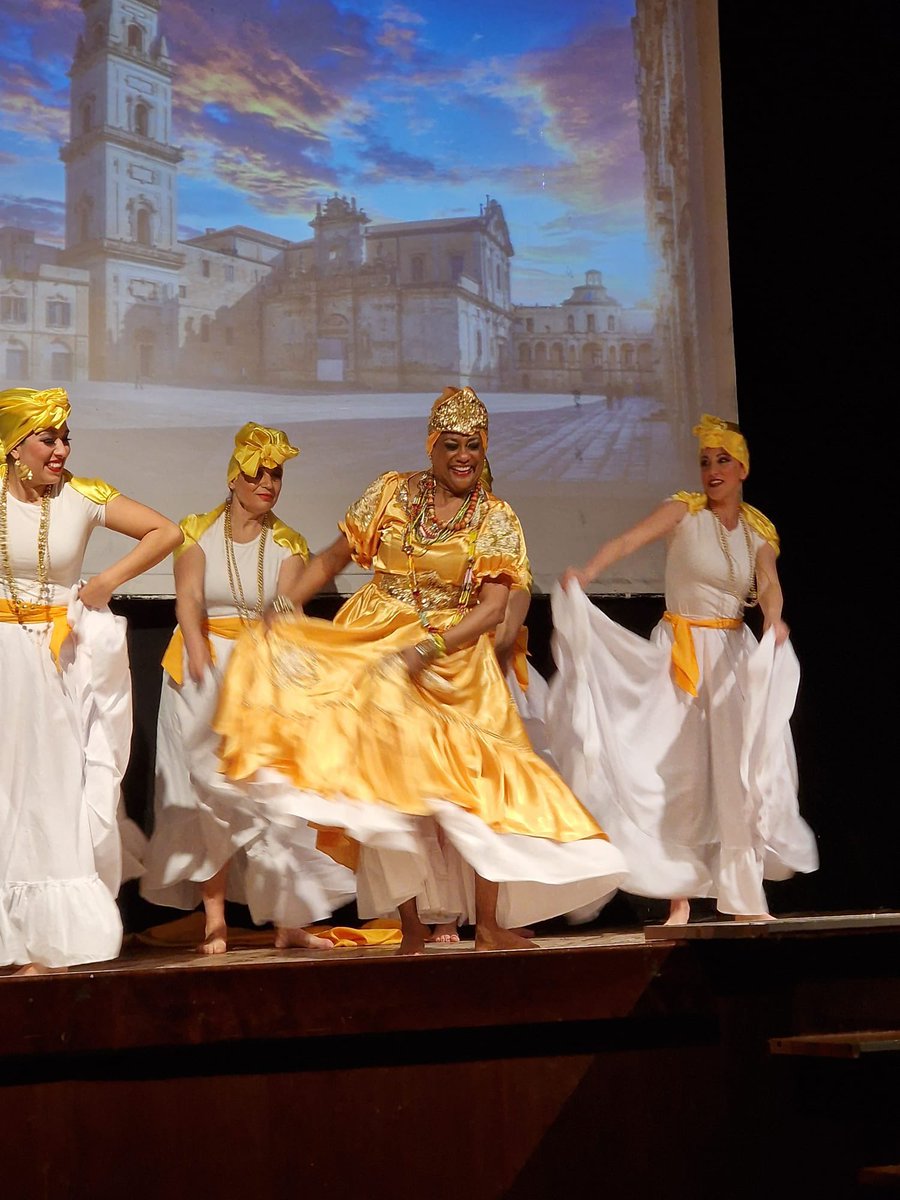 El Teatro Aurelio de #Roma vibró con el espectáculo “Danzas del Mundo, Amistad sin Fronteras”, organizado por Timbalaye y con representaciones de #Cuba, #México, #Perú, #Colombia e #Italia.