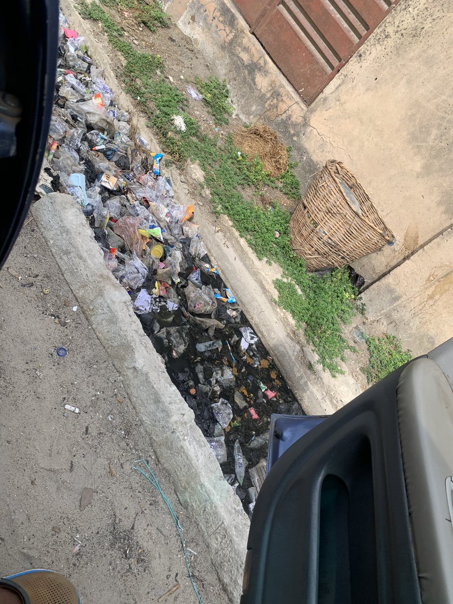 Naspumpee's tweet photo. This is a gutter in Ijesha Surulere where human beings are living,aside that the construction was poor what’s the residents together doing to help ?. @tokunbo_wahab we need serious public engagement and enlightenment in Lagos and the LG must put more effort in their domains https://t.co/fJ8LmF4xgM