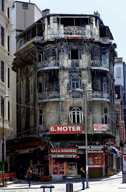 yasinolmez's tweet photo. Sirkeci'de Vlora Han adında içler acısı durumda tarihi bir bina görmüştüm.

Burayla kim ilgileniyor diye araştırırken İBB Kültür Varlıkları Başkanı Mahir Polat'ı buldum. Twitter'dan kendisine yazdım.

İşine hakim, vatandaşa kibarca açıklama yapan birisini görmek çok şaşırtmıştı. https://t.co/LdGEna7zw4