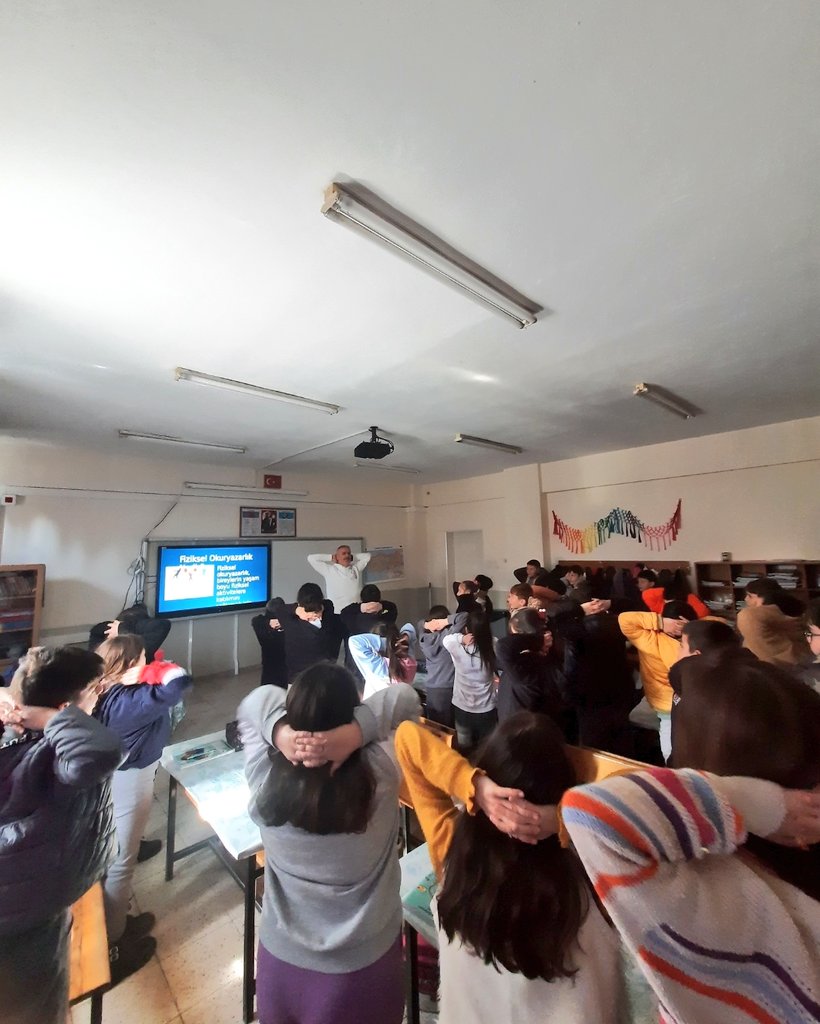 Kartepe Akçakoca MTAL ve Arslanbey İO pilot okullarımızda birimimiz Diyetisyeni ve Fiziksel Aktivite Sorumlusu "Gıda Okuryazarlığı ve Fiziksel Okuryazarlık" eğitim sunumu gerçekleştirdi. <a href="/Yusuf__Tekin/">Yusuf Tekin</a> <a href="/meb_dhgm/">Destek Hizmetleri Genel Müdürlüğü</a> <a href="/omurfatih/">Ömür Fatih Karakullukçu</a> <a href="/ozkan_meb/">Özkan AVCI</a> <a href="/mebisgb/">İşyeri Sağlık ve Güvenlik Birimi Daire Başkanlığı</a> <a href="/akmansen/">Ömer AKMANŞEN</a> <a href="/memkocaeli/">Kocaeli Millî Eğitim Müdürlüğü</a> <a href="/hayatiozturk41/">Hayati Öztürk</a>