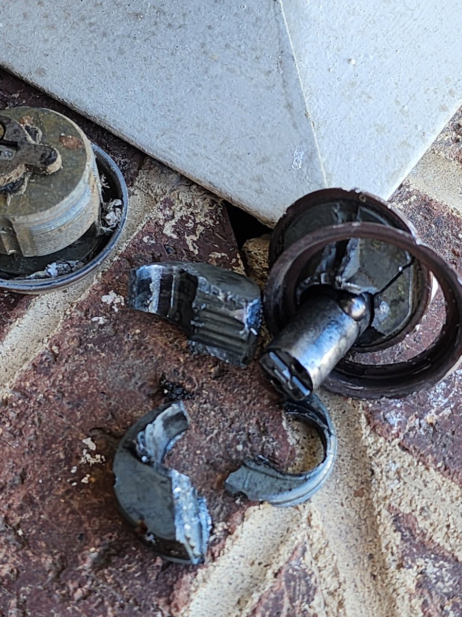 Fortress_Safe's tweet photo. Here is a good reason to replace these pot metal cylinders with quality  brass cylinders. #locksmith #GMS #Ilco https://t.co/1a35asIOl2