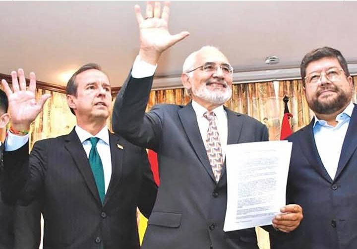 Carola32765068's tweet photo. Perdón por la expresión! Si estos pelotudos se pelean por ver quién tiene la pija más grande! los Masistas se ríen y se reorganizan, quien pierde! El pueblo Boliviano, por eso los invito a que apoyemos a Jaime Dunn y nos dejemos de tantas pendejadas. https://t.co/L6T7tKDkWa