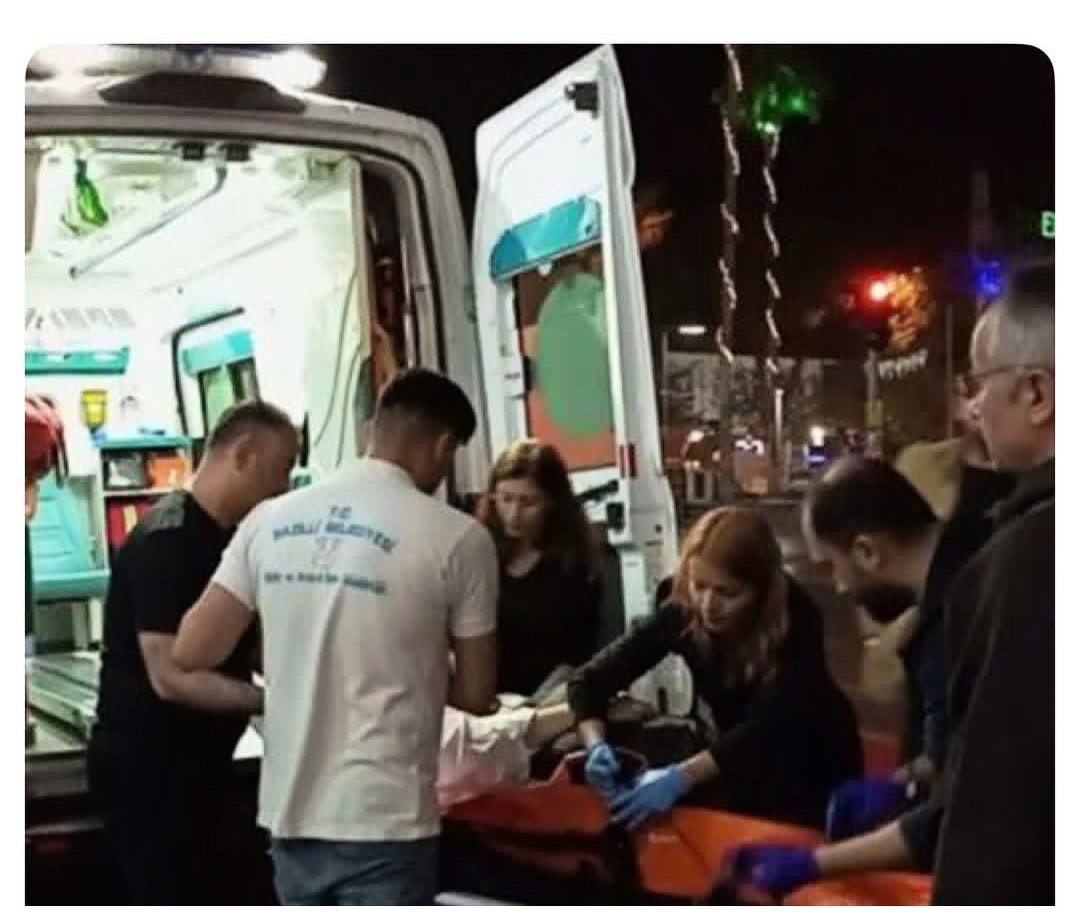 Aydın'da Volkan Konak'ın şarkısını söylerken sahnede kalbi duran Mehmet Gündoğdu, yapılan kalp masajıyla hayata döndürüldü.