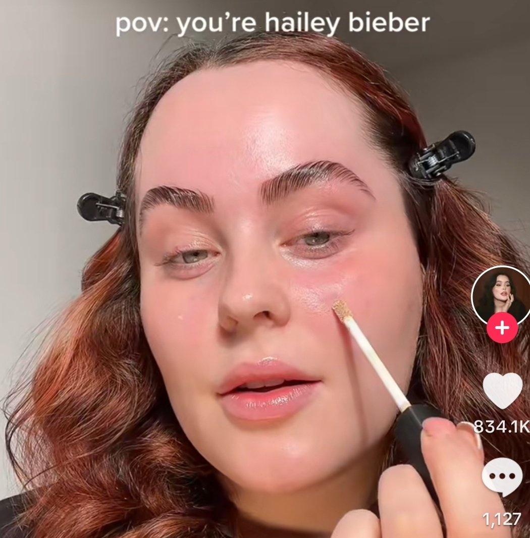 O sırada rare beauty tiktok hesabi bile selena'ysa kalp hailey ise like koyun tiktokuna kalp koymuştur🤡 ayrıca rare beauty'nin marka yüzü influencerlar nedense hailey nefreti tiktoklar atıyordur