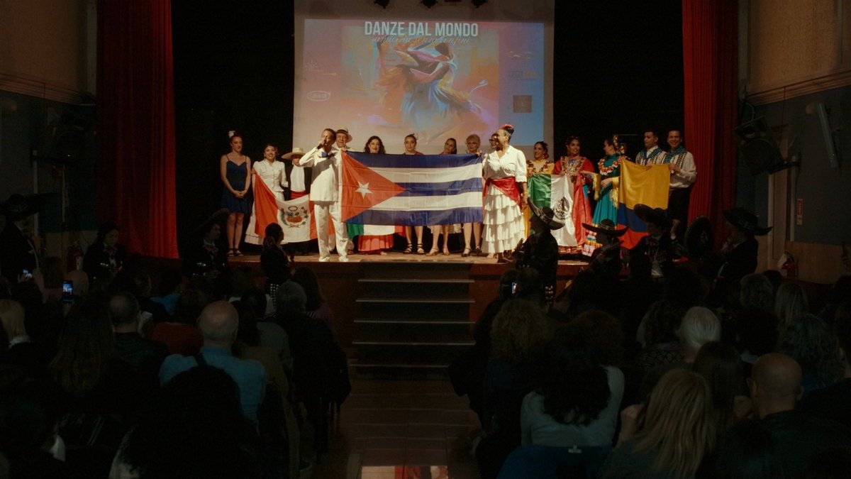 Il Teatro Aurelio di #Roma ha vibrato con lo spettacolo “Danze dal mondo, amicizia senza confini”, organizzato da Timbalaye e con esibizioni di #Cuba, #Messico, #Perù, #Colombia e #Italia.