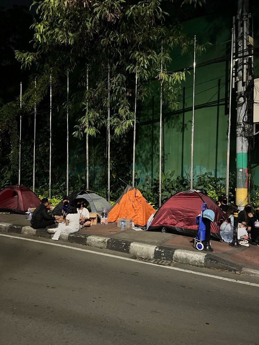 barengwarga's tweet photo. Kondisi terkini kawan-kawan di lokasi. Kami masih di sini! ✊🏻

#SupremasiSipil
#BatalkanRUUTNI
#TolakRUUPOLRI https://t.co/slMEfB69YH