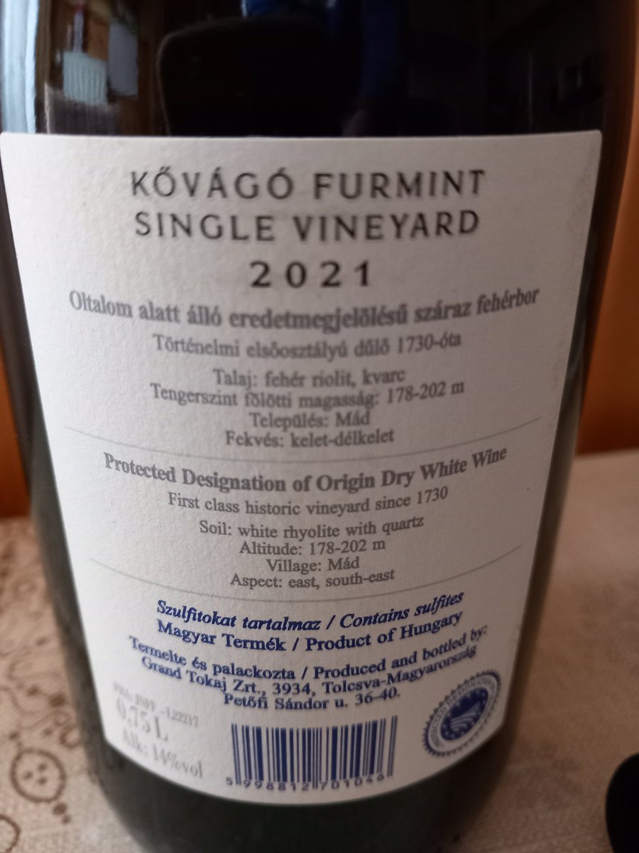 ciao_lasagne's tweet photo. Mai kiválasztott!
Grand Tokaj Kővágó Furmint
Egy kitűnő Furmint a mádi riolitos, kcarcos Kővágó dűlőről.
Kellemesen harmonizált ázsiai ízvilággal.
A Szarvast már láthattad ebből a sorból, a Pető később lesz.
#finewine
#winelovers
#invinoveritas
#singlevineyard
#Furmint https://t.co/KDDWjB5Li5