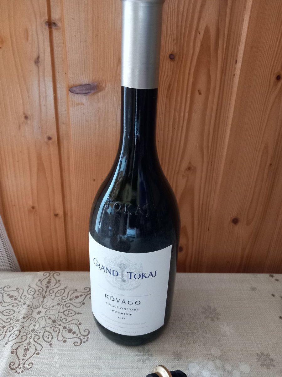 ciao_lasagne's tweet photo. Mai kiválasztott!
Grand Tokaj Kővágó Furmint
Egy kitűnő Furmint a mádi riolitos, kcarcos Kővágó dűlőről.
Kellemesen harmonizált ázsiai ízvilággal.
A Szarvast már láthattad ebből a sorból, a Pető később lesz.
#finewine
#winelovers
#invinoveritas
#singlevineyard
#Furmint https://t.co/KDDWjB5Li5