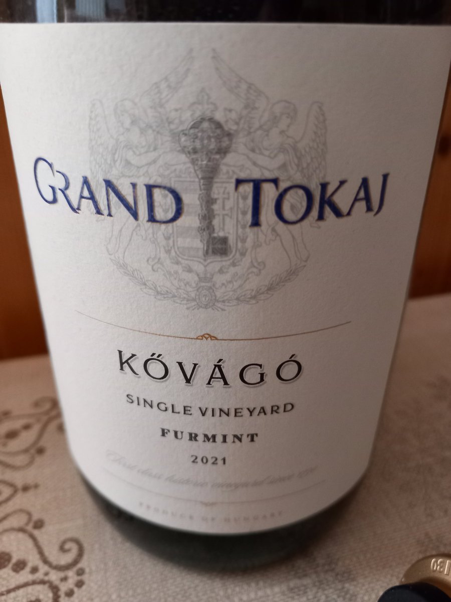 ciao_lasagne's tweet photo. Mai kiválasztott!
Grand Tokaj Kővágó Furmint
Egy kitűnő Furmint a mádi riolitos, kcarcos Kővágó dűlőről.
Kellemesen harmonizált ázsiai ízvilággal.
A Szarvast már láthattad ebből a sorból, a Pető később lesz.
#finewine
#winelovers
#invinoveritas
#singlevineyard
#Furmint https://t.co/KDDWjB5Li5