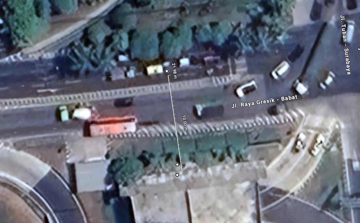 ikhwanuddin's tweet photo. Berapakah kecepatan mobil sesaat sebelum terjun bebas dari jalan tol yang belum jadi?

- lebar bentangan 22 meter
- bentuk lintasan mobil separuh parabola
- lokasi: 7°10'07.2"S 112°35'41.6"E
- selisih waktu posisi mobil dari puncak parabola hingga menyentuh aspal adalah 2 detik

kecepatan vektor X = jarak X / waktu

22 meter/2 detik = 40 km/jam

diduga minimal segitu kecepatannya