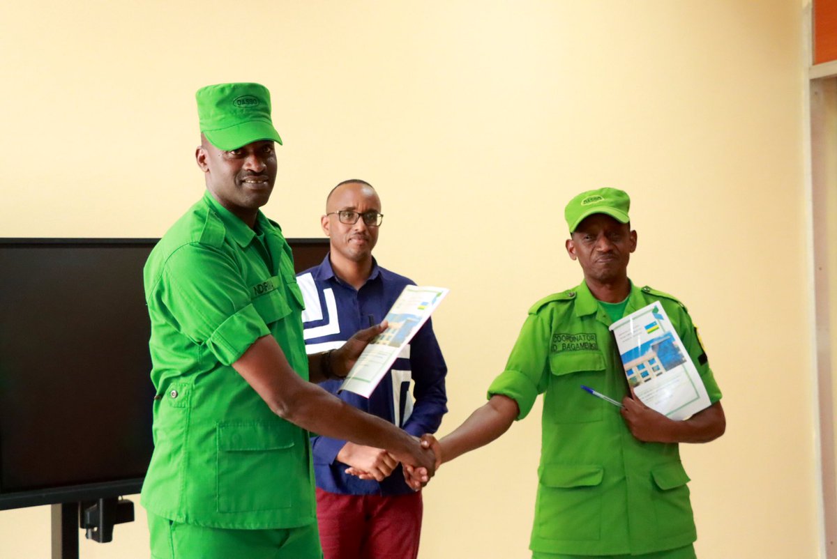 BugeseraDistr's tweet photo. Uyu munsi, Umuyobozi w’Akarere @MutabaziRich yayoboye igikorwa cy’ihererekanyabubasha hagati y’Umuhuzabikorwa wa DASSO mu Karere, Bagambiki Donat, wagiye gukorera mu kandi Karere na Ndilima Patrick uje kumusimbura mu nshingano. https://t.co/sLo4flp7xj