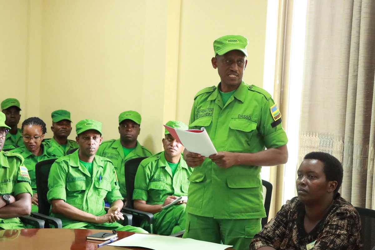 BugeseraDistr's tweet photo. Uyu munsi, Umuyobozi w’Akarere @MutabaziRich yayoboye igikorwa cy’ihererekanyabubasha hagati y’Umuhuzabikorwa wa DASSO mu Karere, Bagambiki Donat, wagiye gukorera mu kandi Karere na Ndilima Patrick uje kumusimbura mu nshingano. https://t.co/sLo4flp7xj