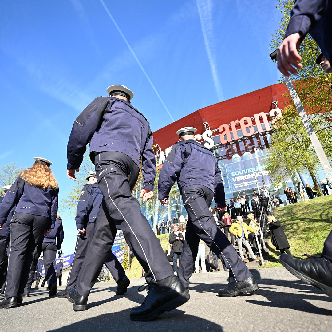 Polizei NRW LAFP (@polizei_nw_lafp) on Twitter photo Frisch vereidigt und voller Stolz! Gerade haben unsere Kolleginnen und Kollegen feierlich ihren Eid abgelegt - ein besonderer Moment! Bei dieser feierlichen Stimmung blicken wir in strahlende Gesichter - und daran möchten wir Sie gerne teilhaben lassen!
<a href="/IM_NRW/">Ministerium des Innern des Landes NRW</a>
<a href="/polizei_nrw_k/">Polizei NRW K</a> Frisch vereidigt und voller Stolz! Gerade haben unsere Kolleginnen und Kollegen feierlich ihren Eid abgelegt - ein besonderer Moment! Bei dieser feierlichen Stimmung blicken wir in strahlende Gesichter - und daran möchten wir Sie gerne teilhaben lassen!
<a href="/IM_NRW/">Ministerium des Innern des Landes NRW</a>
<a href="/polizei_nrw_k/">Polizei NRW K</a>
