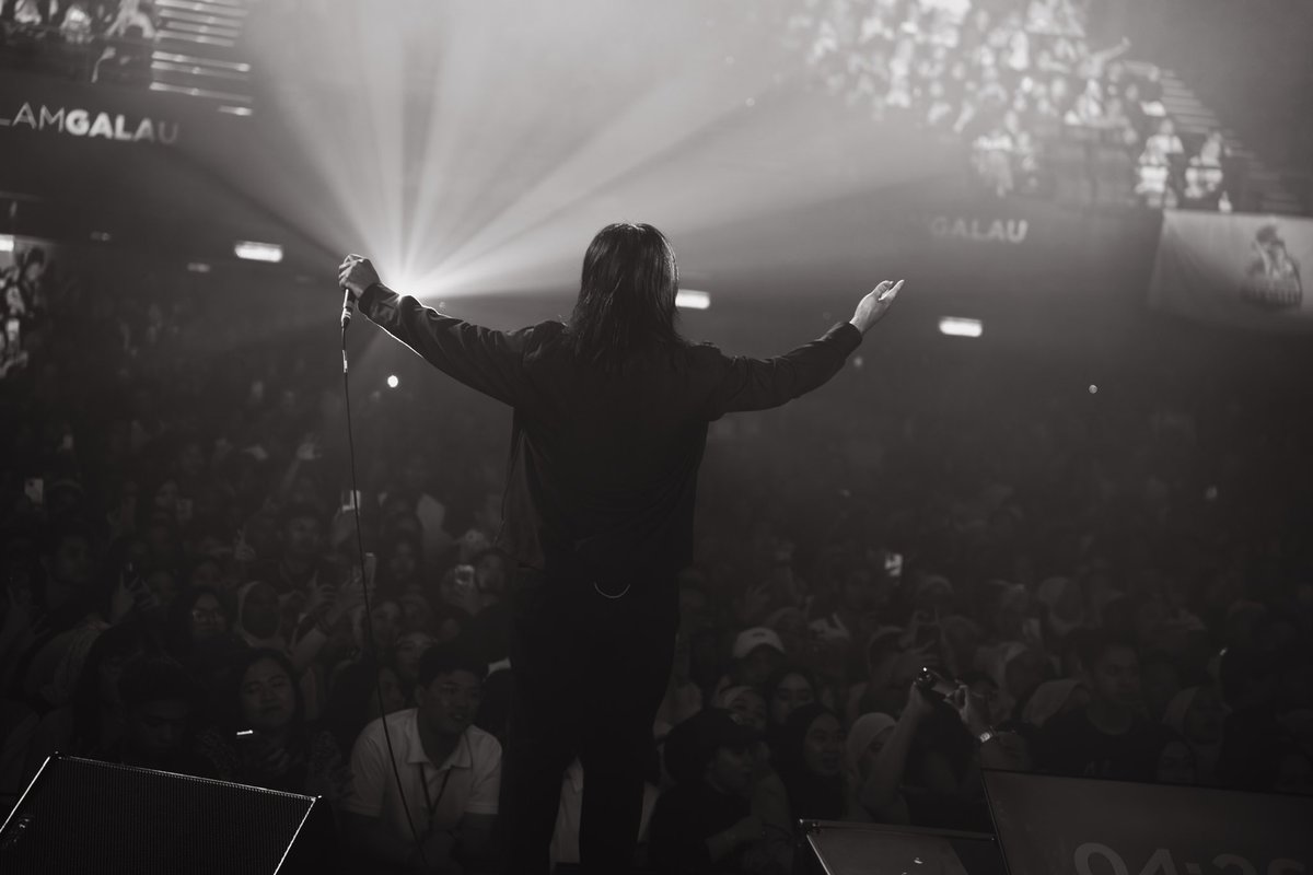 i am now open and available for the following services:

- Vocal collaboration/featuring on a track (any genre)
- Replacement/sessionist for live
performance (hardcore, metal, or any related)

My rates aren't high, but I can guarantee I'll give it my best.