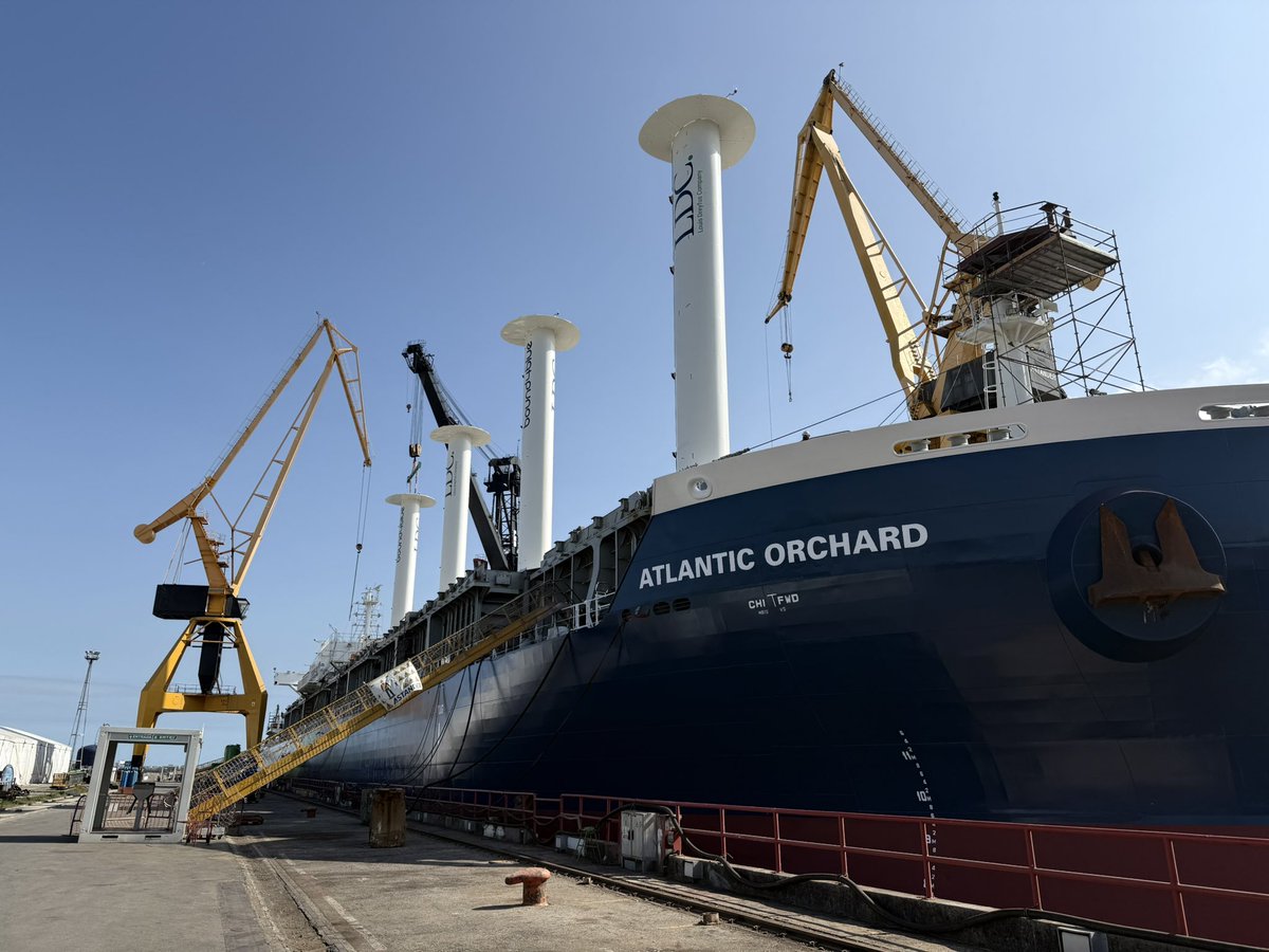 DelegGobCANT's tweet photo. 🛳️ La delegada, @eugeniasdr, destaca el "hito" de @bound4blue tras completar con éxito la instalación de las velas de succión más grandes del mundo.

✅ La compañía, con sede en #Cantabria, ha recibido 1,8M€ del Gobierno de España. @P_Recuperacion.

ℹ️👉 https://t.co/W6sTgw96mU https://t.co/KvtkVGDG2X