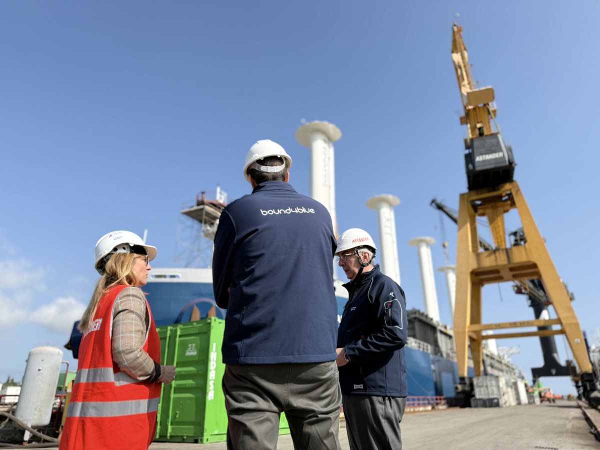DelegGobCANT's tweet photo. 🛳️ La delegada, @eugeniasdr, destaca el "hito" de @bound4blue tras completar con éxito la instalación de las velas de succión más grandes del mundo.

✅ La compañía, con sede en #Cantabria, ha recibido 1,8M€ del Gobierno de España. @P_Recuperacion.

ℹ️👉 https://t.co/W6sTgw96mU https://t.co/KvtkVGDG2X