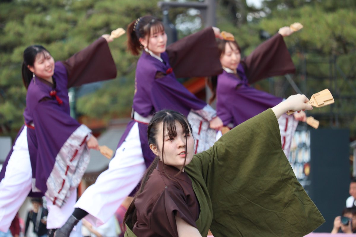 kincham_new's tweet photo. 4.6 京都さくらよさこい２日目、神宮道スペシャルステージにて、幻遷-utsuroi- の皆さんの演舞。
飛舞人さんの過去演舞だそうで、なんか落ち着いて見られた感、踊り手さんたちも感慨深そうで。
#京都さくらよさこい #さくよさ #幻遷utshuroi　#幻遷utsuroi https://t.co/zq1XVHjAP7