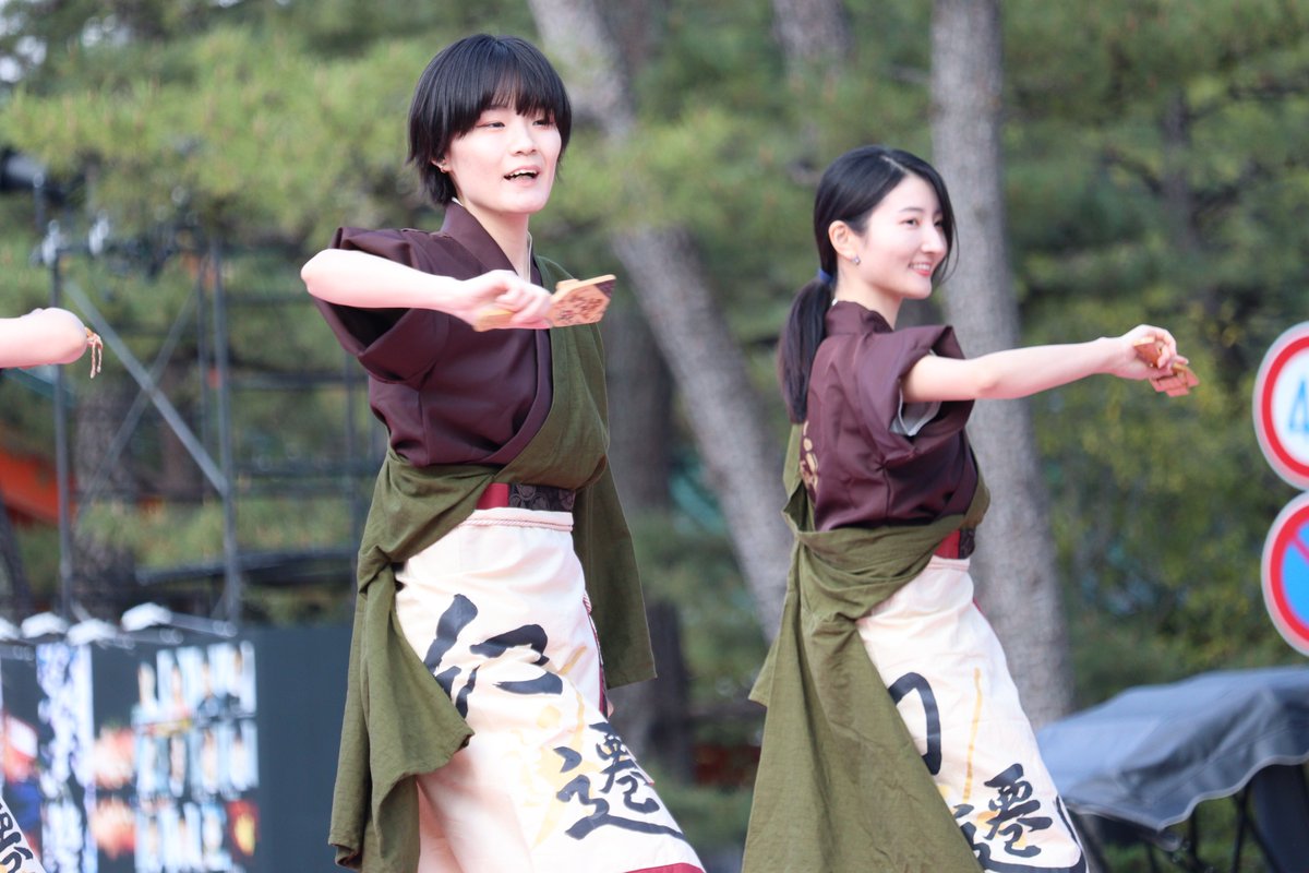 kincham_new's tweet photo. 4.6 京都さくらよさこい２日目、神宮道スペシャルステージにて、幻遷-utsuroi- の皆さんの演舞。
飛舞人さんの過去演舞だそうで、なんか落ち着いて見られた感、踊り手さんたちも感慨深そうで。
#京都さくらよさこい #さくよさ #幻遷utshuroi　#幻遷utsuroi https://t.co/zq1XVHjAP7