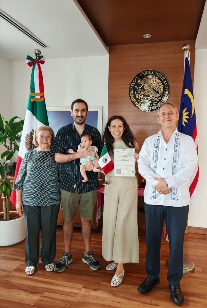 ljcampuzano's tweet photo. Un enorme gusto darle la bienvenida al bebé Alejandro Torres Vélez, flamante mexicano registrado este día ⁦@EmbaMexMls, ⁩ hijo de nuestra querida colega Amelia Vélez y de Alejandro Torres. Abuelita feliz con su nieto! Enhorabuena ! ⁦@SRE_mx⁩ ⁦@IME_SRE⁩ ⁦ https://t.co/Z4d8Hf4CXn