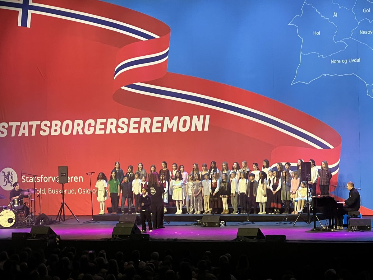 Ektemannen min har blitt norsk 🤩🇳🇴

Veldig fin seremoni i Spektrum. Jeg er glad for at vi får nye folk fra andre land - som min mann - til å bidra i Norge.