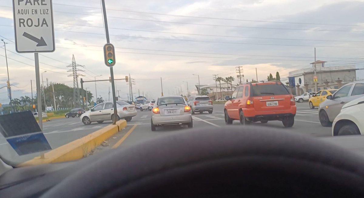 ComunidLaAurora's tweet photo. Por fin arreglaron el semáforo a la altura de #VermontPlaza, el cual era un peligro para quienes conducían por el sector. 💪

#LaAuroraCantón https://t.co/kZuRhLqx5N