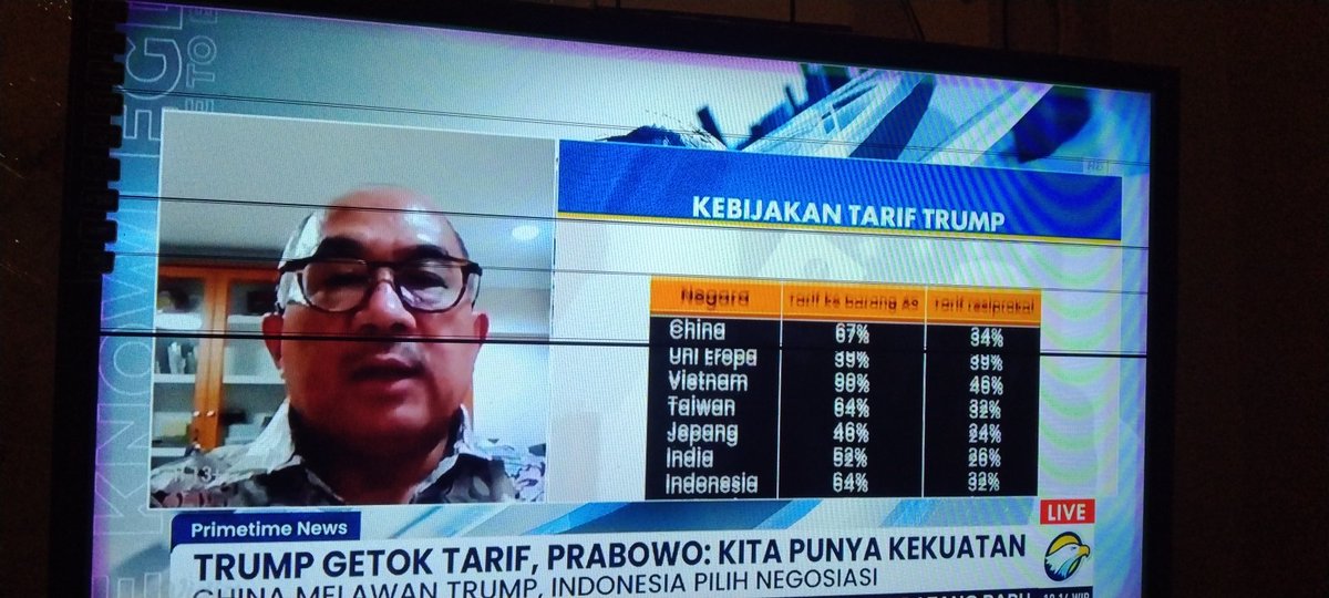LinMarlin0489's tweet photo. Presiden pilih Negosiasi, China mantap melawan AS. Vietnam melarang ekspor. Gimana kalau tidak berhasil #Prabowo https://t.co/z9qOoECvON
