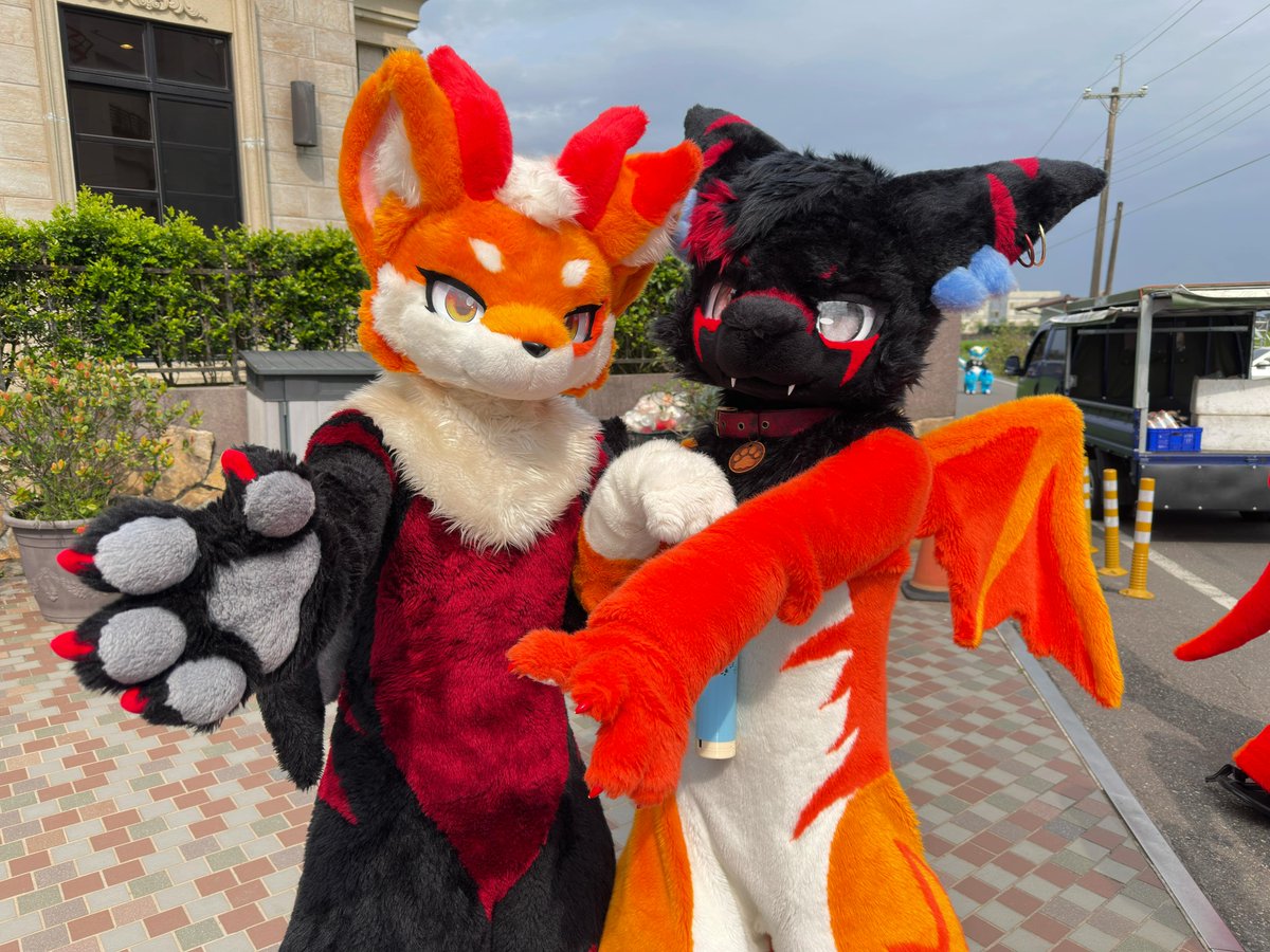 天邪 Ryuga 🔥火野遊蓮 ✨白翎 (@pjmpm366) on Twitter photo 改頭換面🐉🦊 <a href="/obsidiandrakee/">黑曜石小龍🔜UTFG</a> 
📸 <a href="/Hemi_OwO/">半半🔜infurnity2025</a> 
#FursuitEveryday 改頭換面🐉🦊 <a href="/obsidiandrakee/">黑曜石小龍🔜UTFG</a> 
📸 <a href="/Hemi_OwO/">半半🔜infurnity2025</a> 
#FursuitEveryday