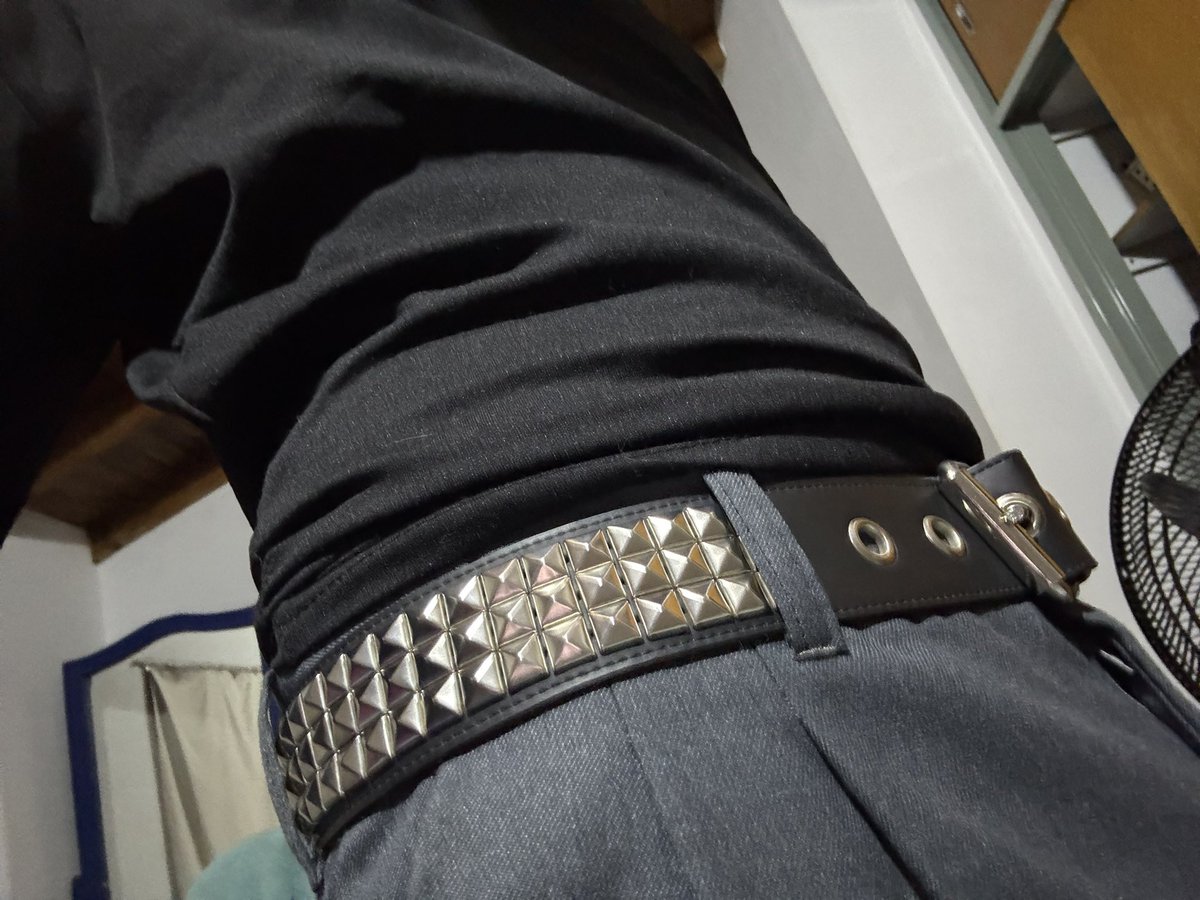 emirescoo's tweet photo. yo uso un cinturón con tachas con el uniforme del colegio y idgaf #emoforever https://t.co/LgLpLZfqrC